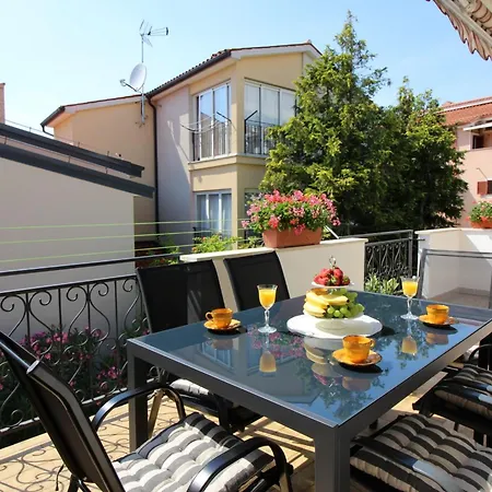 Gina Mit Terrasse, Grill Und Liegen * Porec