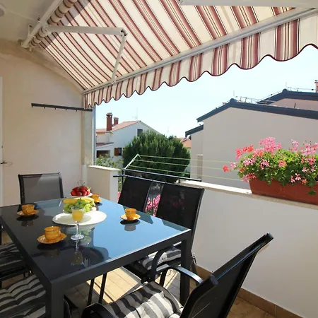 Gina Mit Terrasse, Grill Und Liegen Porec