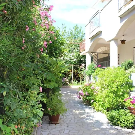 Appartamento Gina Mit Terrasse, Grill Und Liegen