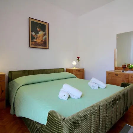 Gina Mit Terrasse, Grill Und Liegen Apartamento Poreč